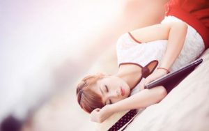 父母偏向弟弟导致我被忽视，家庭关系受影响，该怎么解决？
