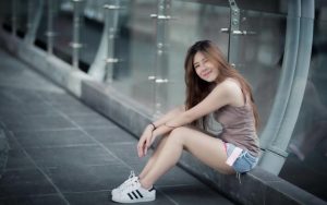 红颜知己面临婚姻难题，我该如何帮她应对？