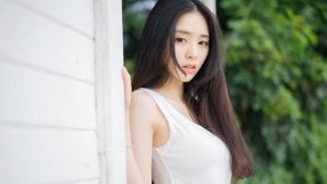 身边有个易吃醋的男生，我该用什么策略解决这个问题？