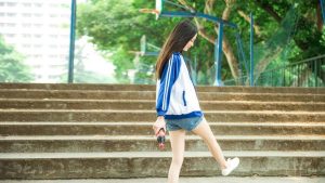 女友父母因距离远要求我住到他们所在城市，我该怎么处理？